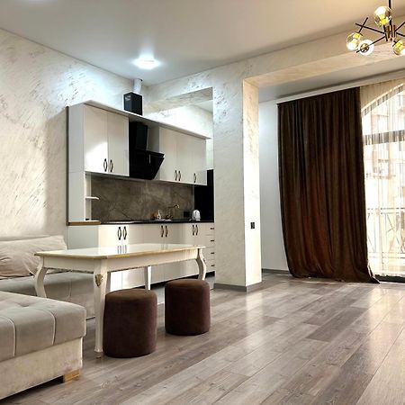 New Apartment In Downtown 耶烈万 外观 照片